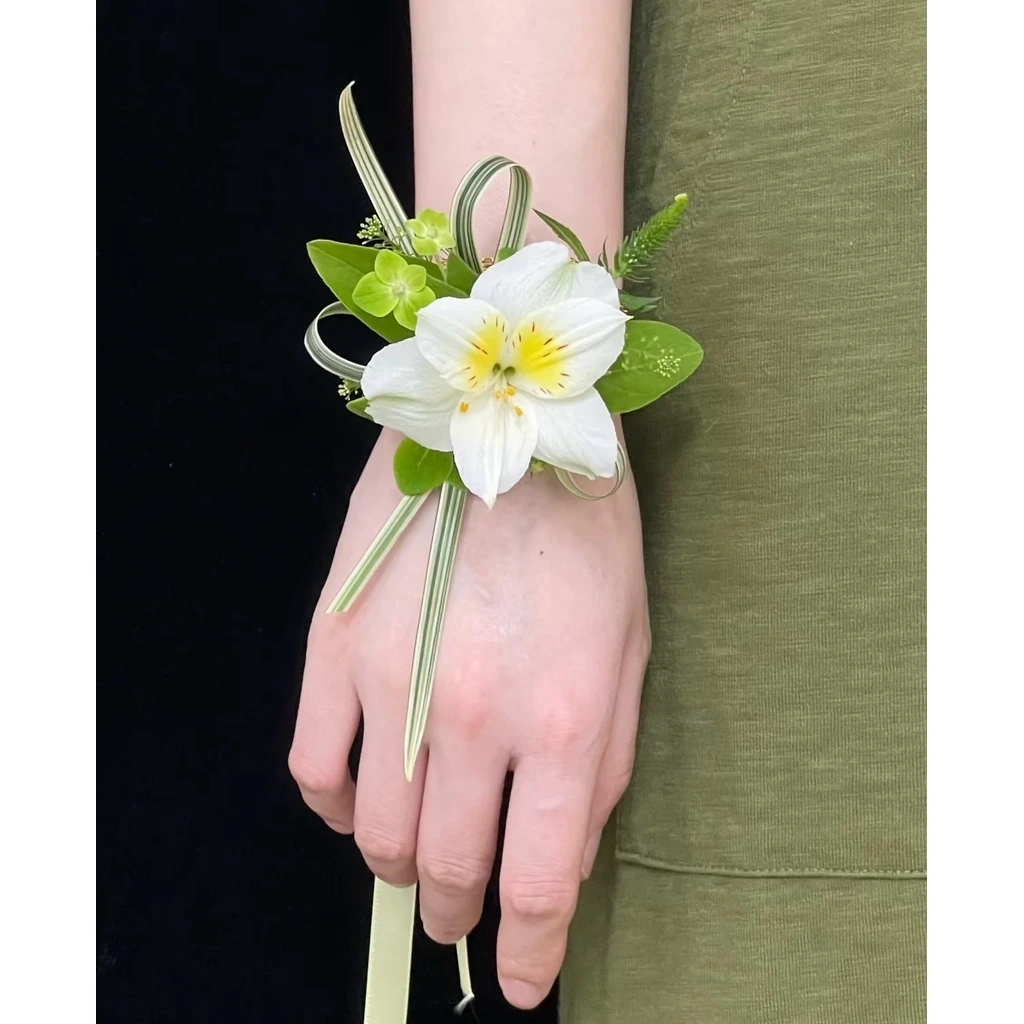 White Alstroemeria Corsage · 白色六出花腕花
