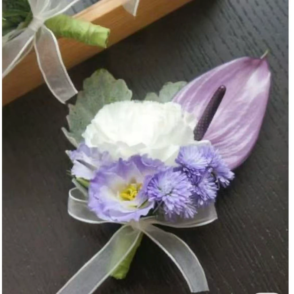 Purple and White Boutonniere · 紫白胸花