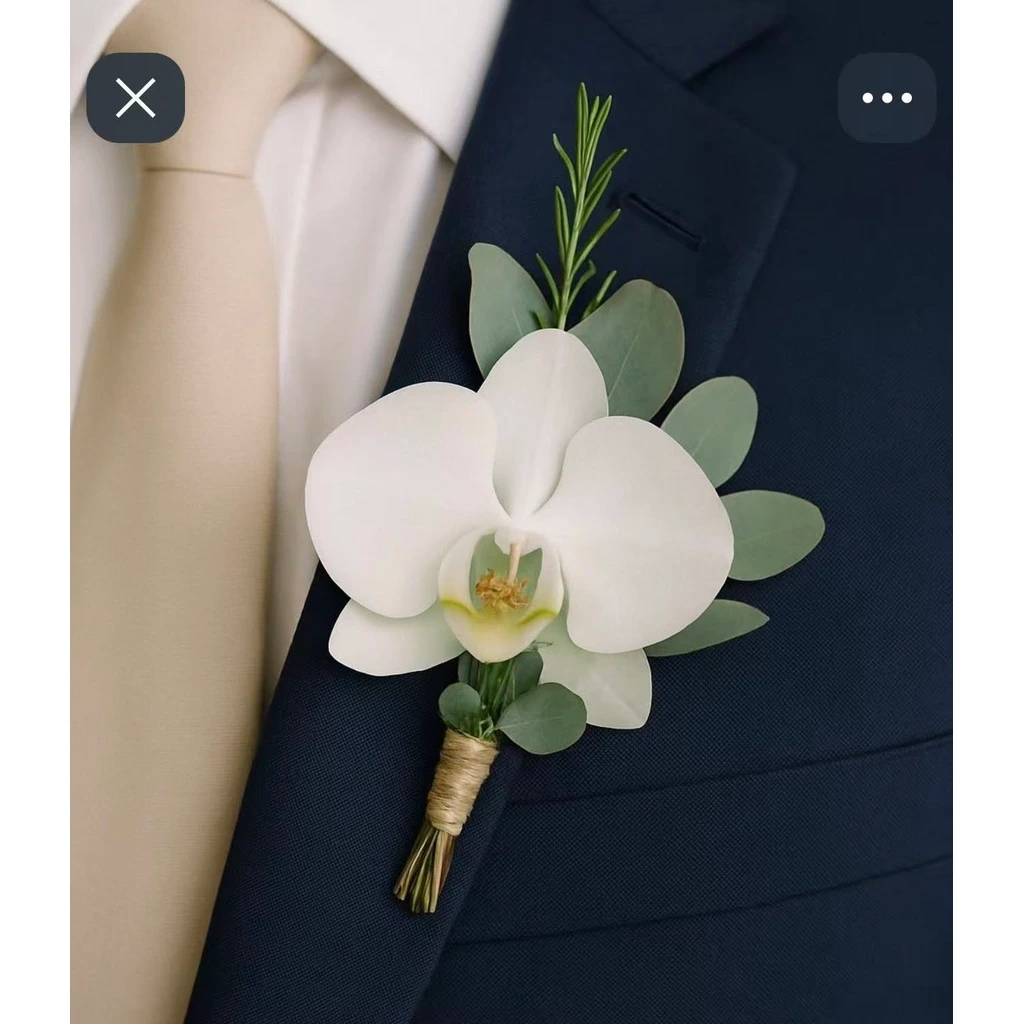 White Orchid Boutonniere · 白色蝴蝶兰胸花