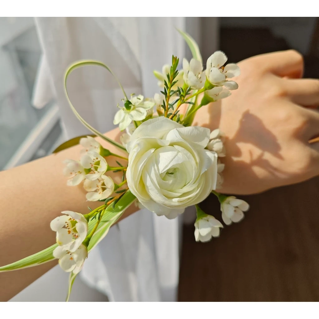 White Ranunculus Wrist Corsage · 白色洋桔梗腕花