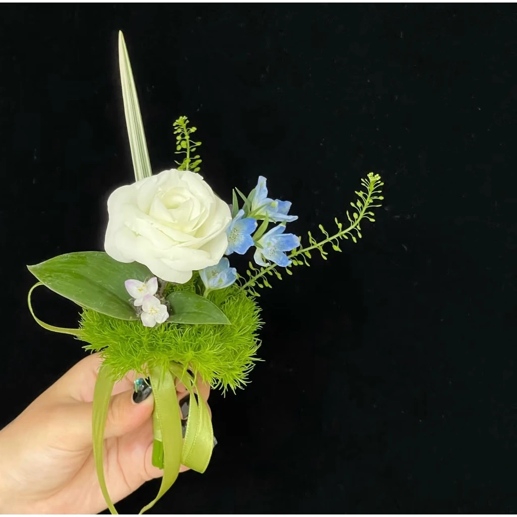 White Rose and Blue Delphinium Wrist Corsage · 白玫瑰蓝色飞燕草腕花