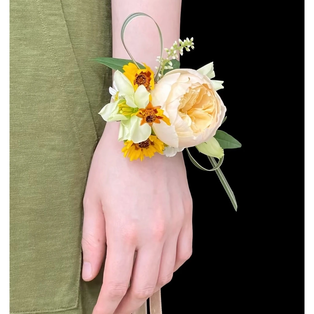 Garden Rose and Mini Sunflower Corsage · 花园玫瑰迷你向日葵胸花